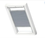 Verduisterend plissegordijn op zonne-energie, witte zijgeleiders en module, leveren en plaatsen