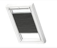 Verduisterend plissegordijn op zonne-energie, witte zijgeleiders en module, leveren en plaatsen