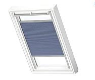 Verduisterend plissegordijn op zonne-energie, witte zijgeleiders en module, leveren en plaatsen