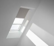 Duo verduisterend rolgordijn plus plisse, witte zijgeleiders en module, leveren en plaatsen