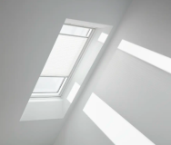 Lichtdoorlatend plissegordijn op zonne-energie, witte zijgeleiders en module, leveren en plaatsen